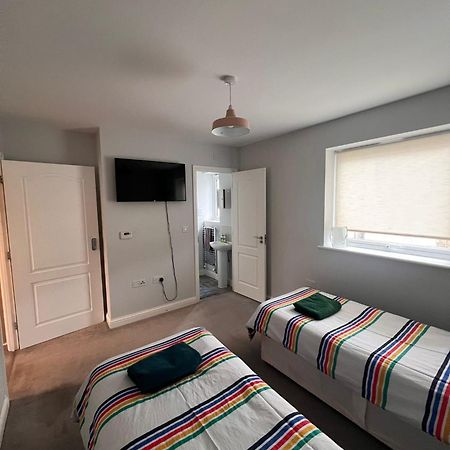 Whyte, Modern 3 Bed House With Garden, Sleeps 9, Free Parking, Sittingbourne City Centre, Kent Extérieur photo