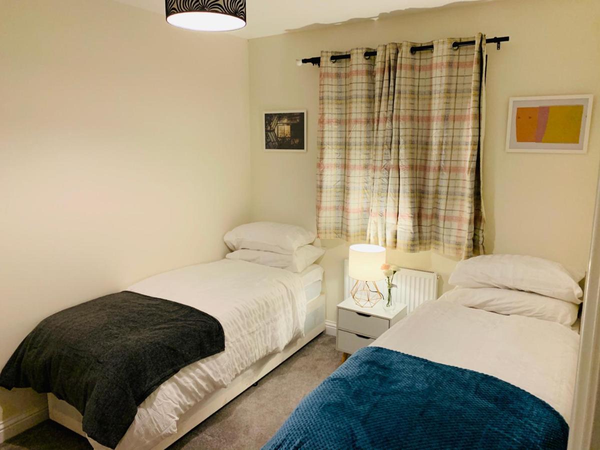 Whyte, Modern 3 Bed House With Garden, Sleeps 9, Free Parking, Sittingbourne City Centre, Kent Extérieur photo