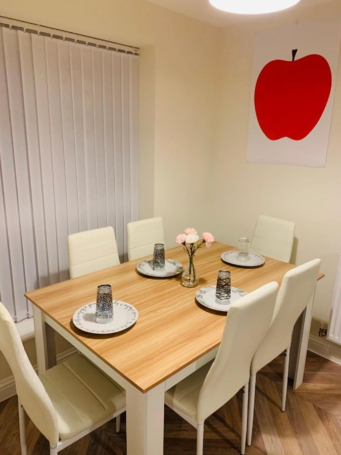 Whyte, Modern 3 Bed House With Garden, Sleeps 9, Free Parking, Sittingbourne City Centre, Kent Extérieur photo