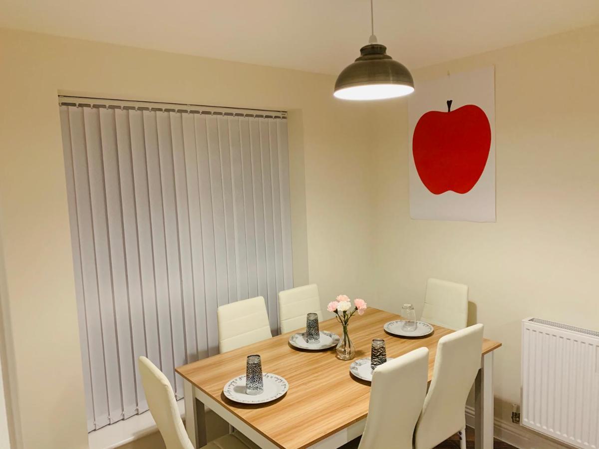 Whyte, Modern 3 Bed House With Garden, Sleeps 9, Free Parking, Sittingbourne City Centre, Kent Extérieur photo