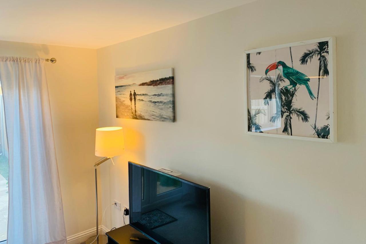 Whyte, Modern 3 Bed House With Garden, Sleeps 9, Free Parking, Sittingbourne City Centre, Kent Extérieur photo