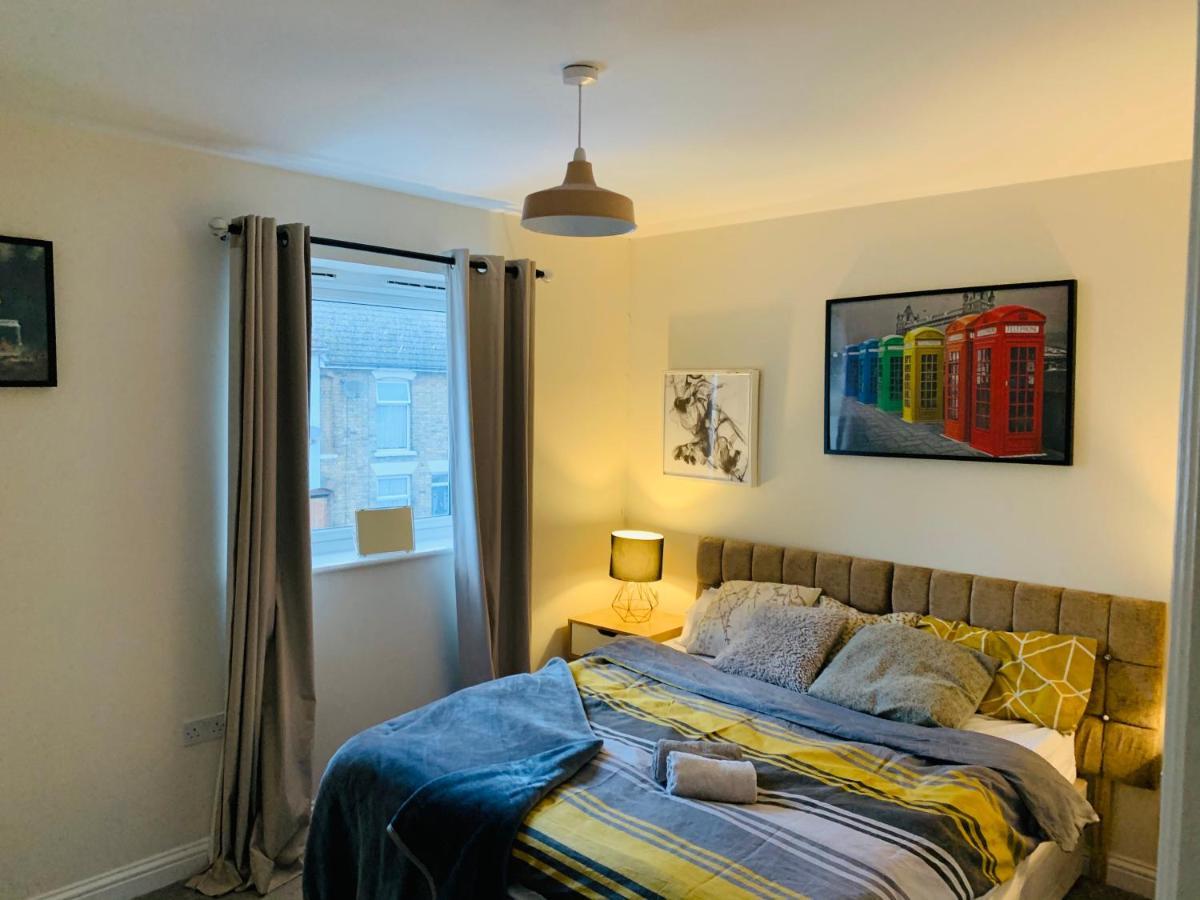 Whyte, Modern 3 Bed House With Garden, Sleeps 9, Free Parking, Sittingbourne City Centre, Kent Extérieur photo