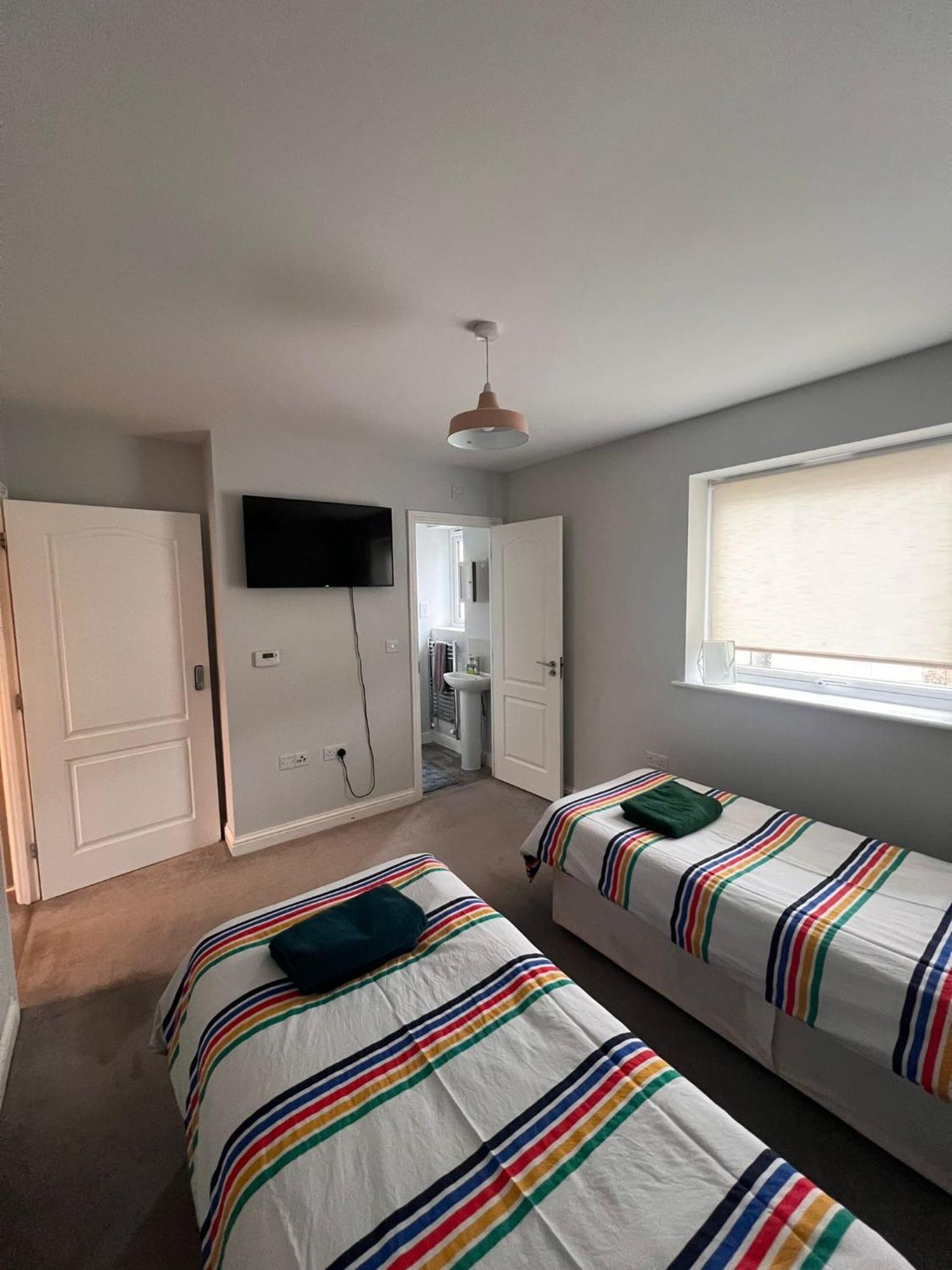 Whyte, Modern 3 Bed House With Garden, Sleeps 9, Free Parking, Sittingbourne City Centre, Kent Extérieur photo