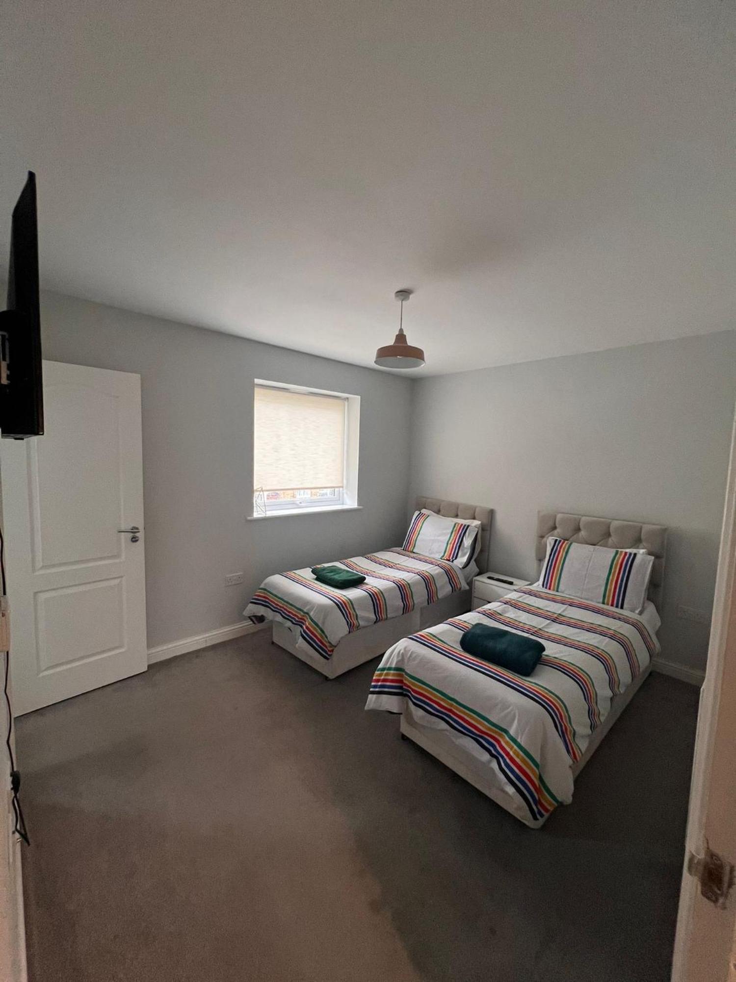 Whyte, Modern 3 Bed House With Garden, Sleeps 9, Free Parking, Sittingbourne City Centre, Kent Extérieur photo